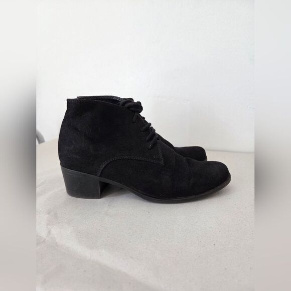 Jaclyn Smith Chelsea Booties Ankle Boots Dapper Oxford Chukka Black Faux Suede 7 - Picture 4 of 8